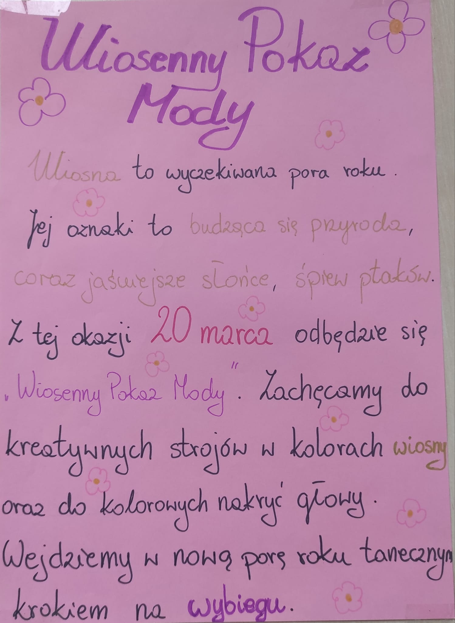 Pokaz mody wiosennej – galeria zdjęć